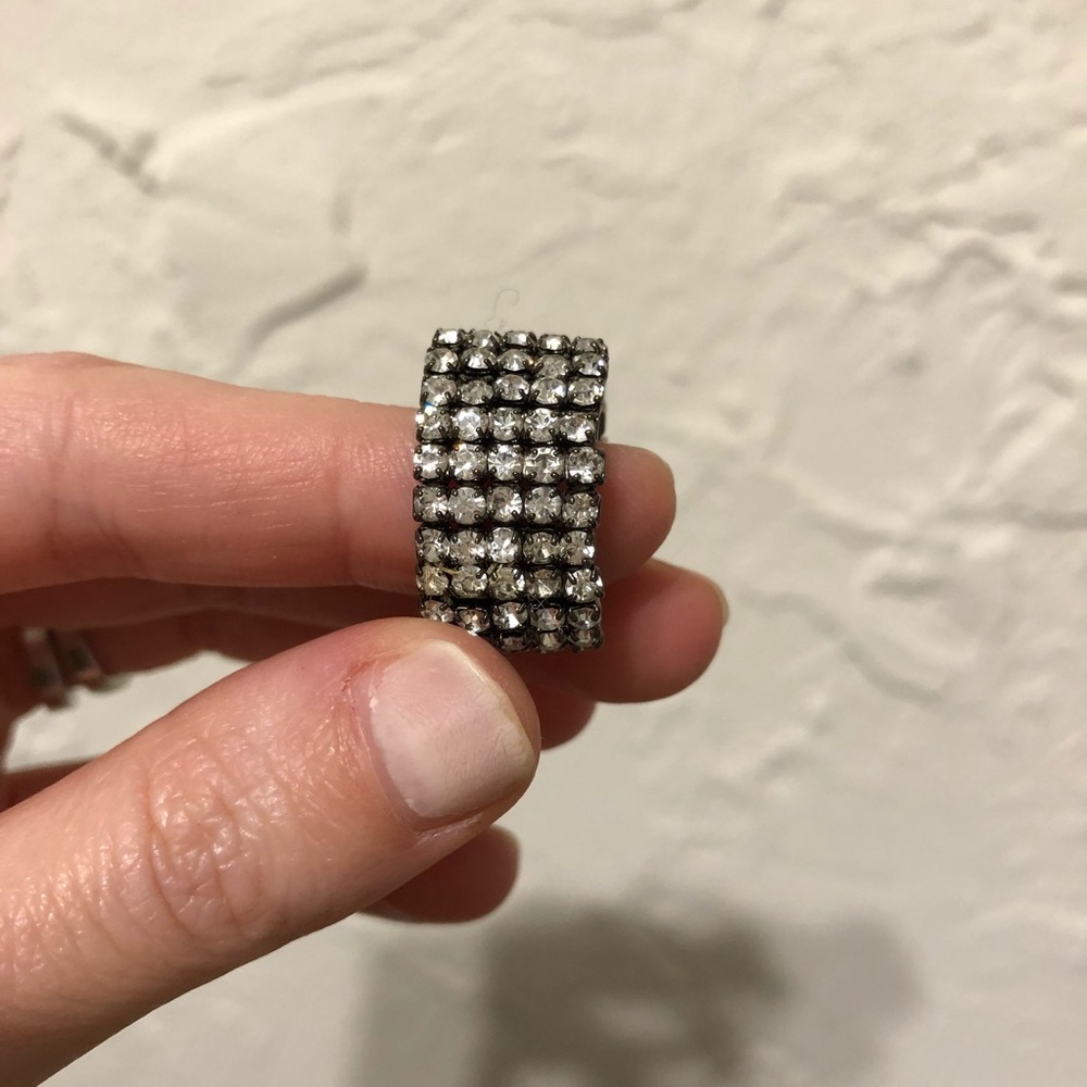 Sparkly stretch statement ring. - Picture 3 of 5
